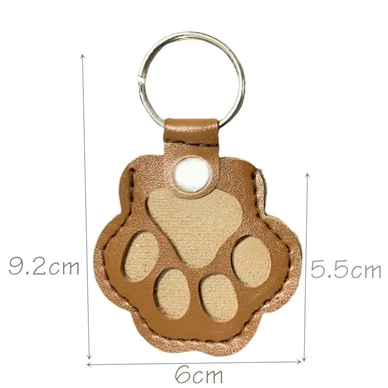 Keyring with compartment for pets fur in light brown colour displayed with its measurements on a white background.